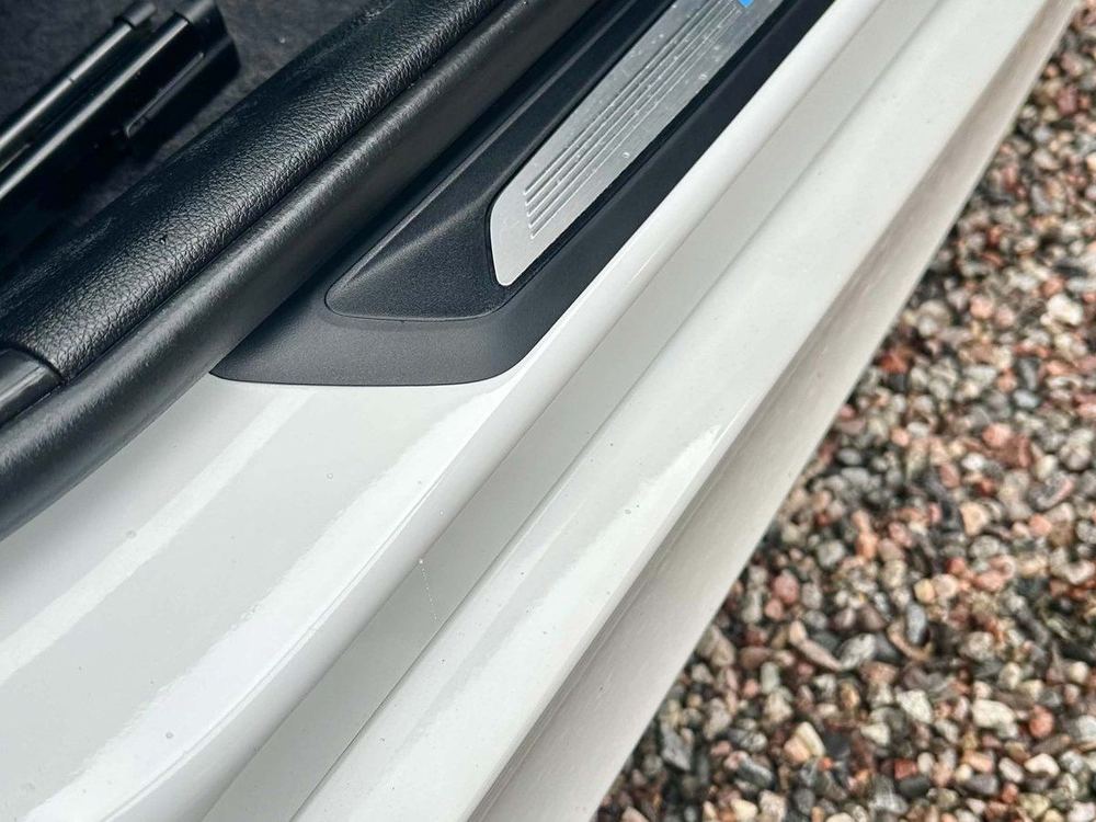 Samma tröskel på en vit BMW utan repor efter punktpolering