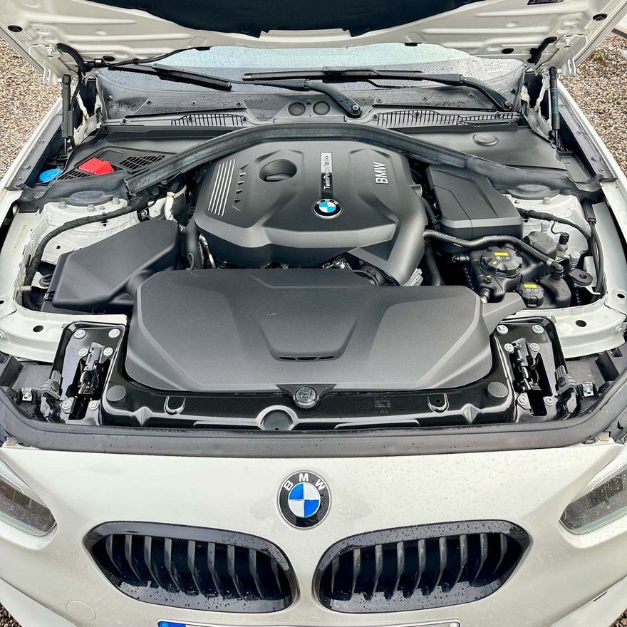 Rent motorrum i en vit BMW efter helrekond med motortvätt