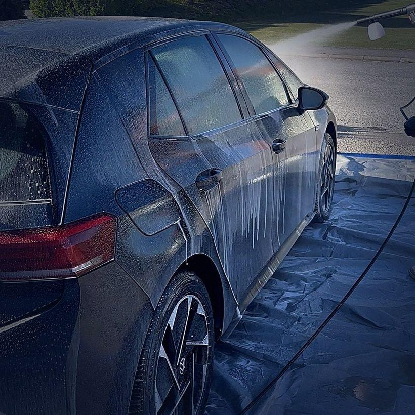 Senna Motors handtvättar en bil med skum på kundens uppfart